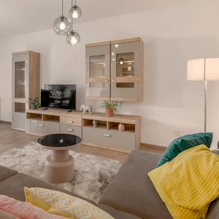 Newly Renovated Sirius 아파트 *